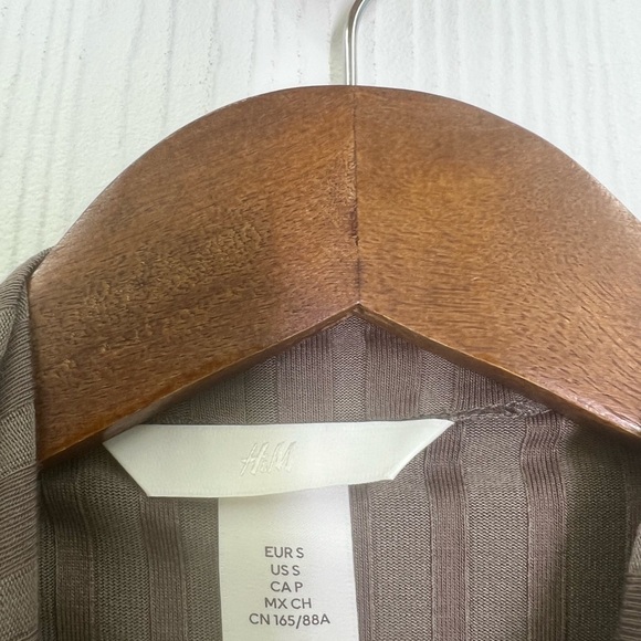 H&M - NWT Dark Beige Ribbed Stripe Long Sleeve Mock Neck Blouse Size Small - Picture 8 of 10